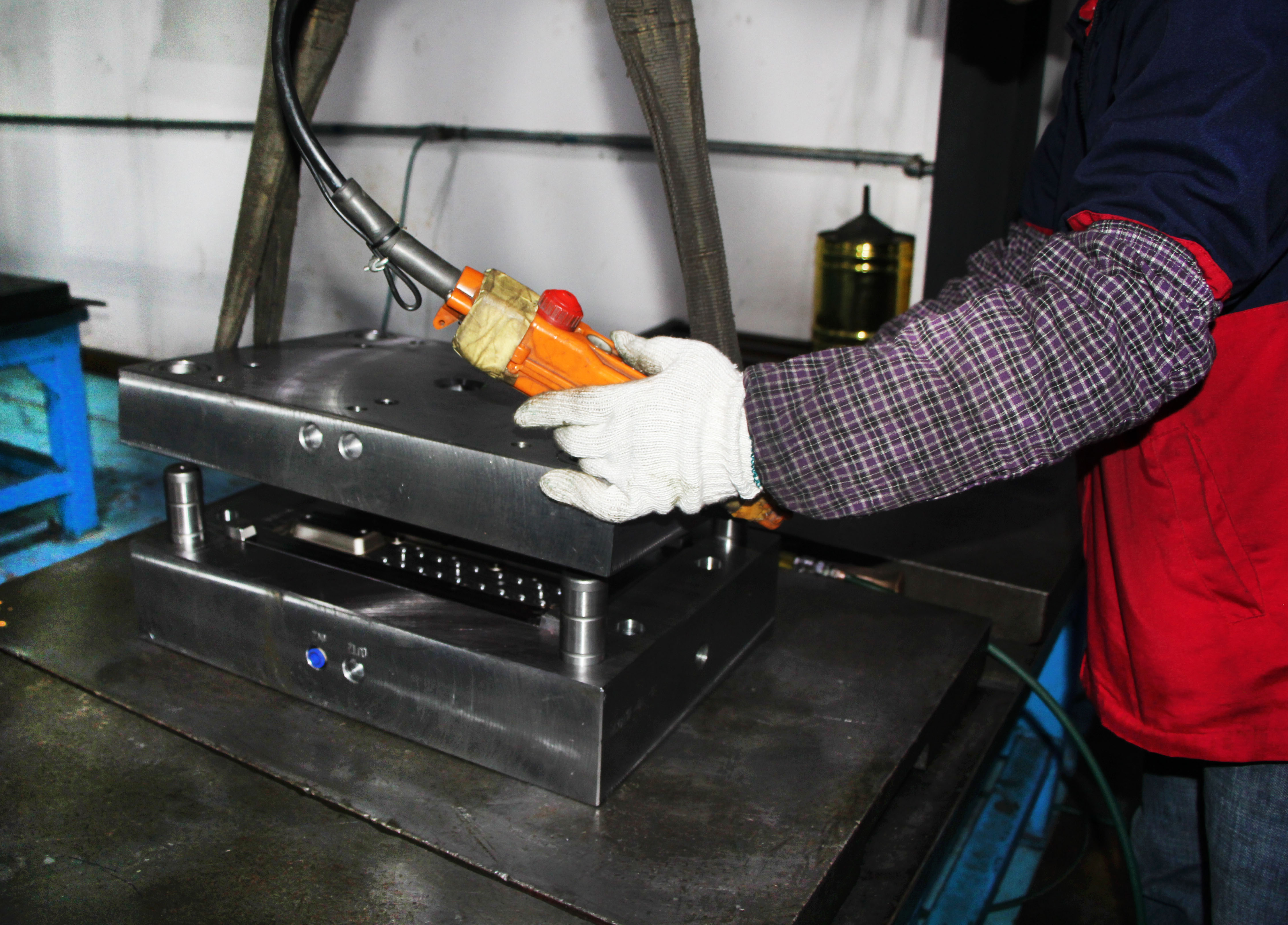 旭錦塑膠模具-工模部 旭錦塑膠模具-工模部