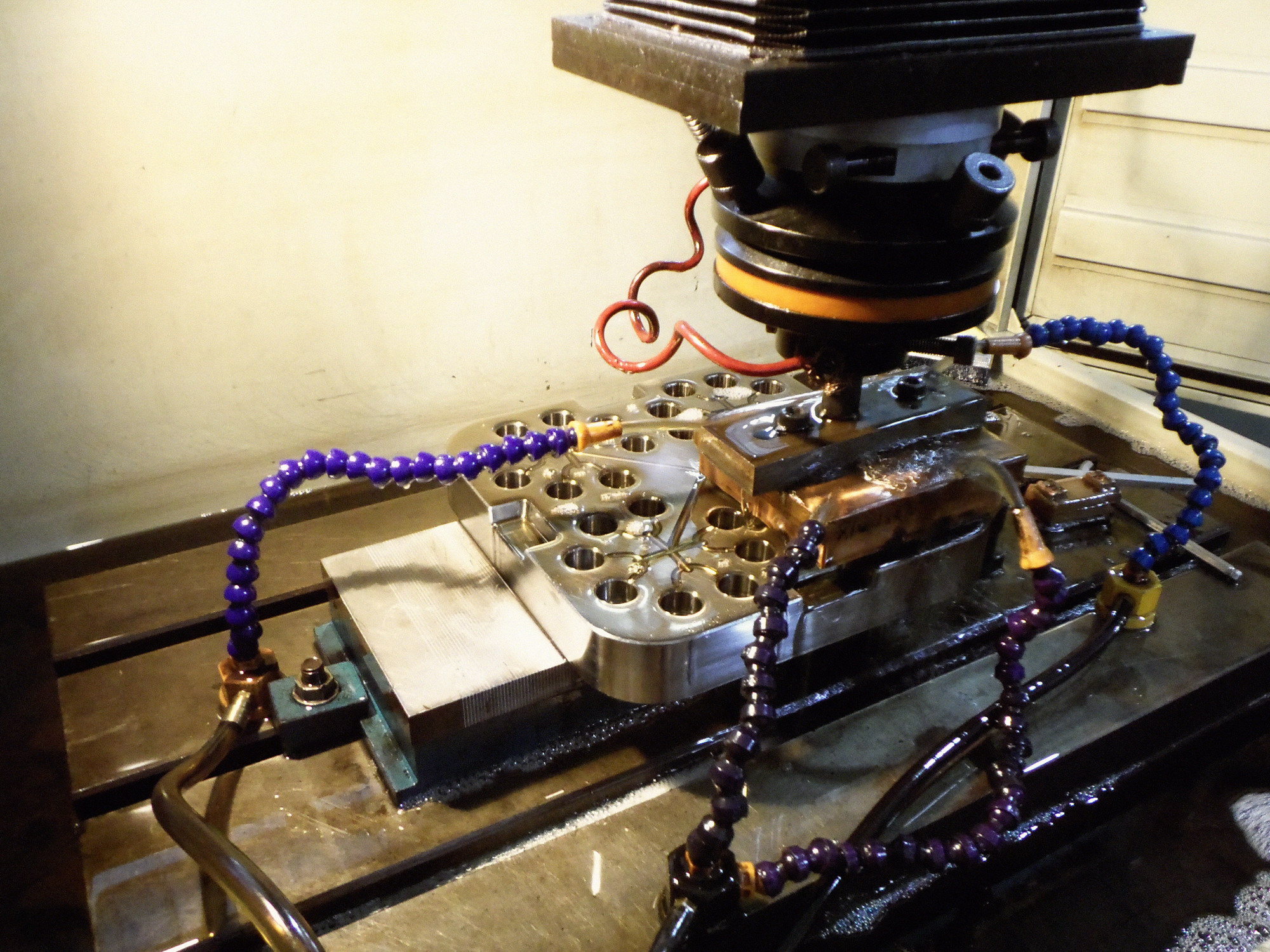 旭錦塑膠模具-電極加工 旭錦塑膠模具-電極加工