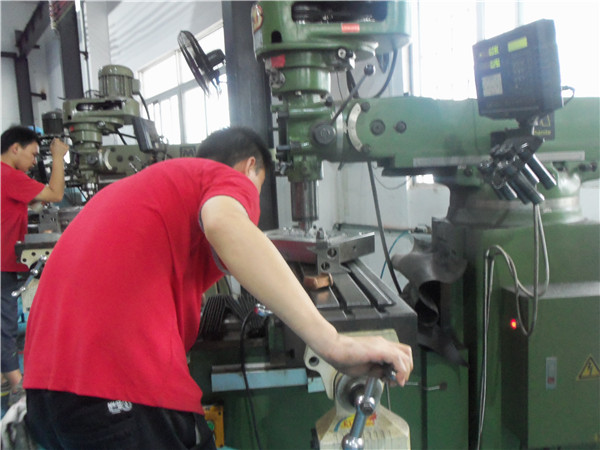 旭錦塑膠模具有限公司，模具車間人員工作操作