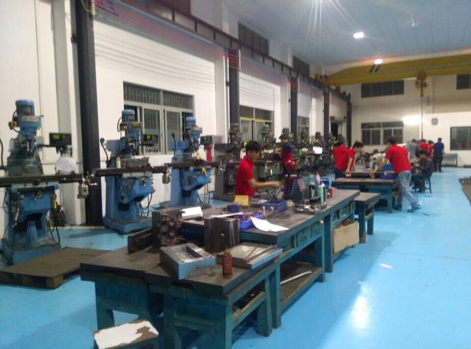 旭錦塑膠模具有限三個(gè)，模具部