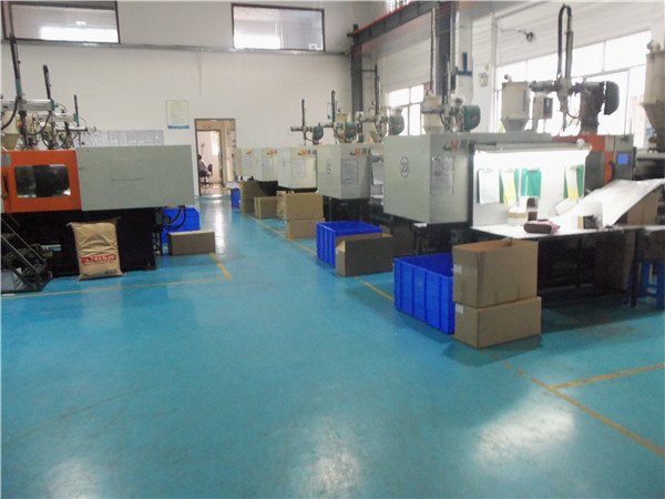 旭錦塑膠模具有限公司，注塑車間