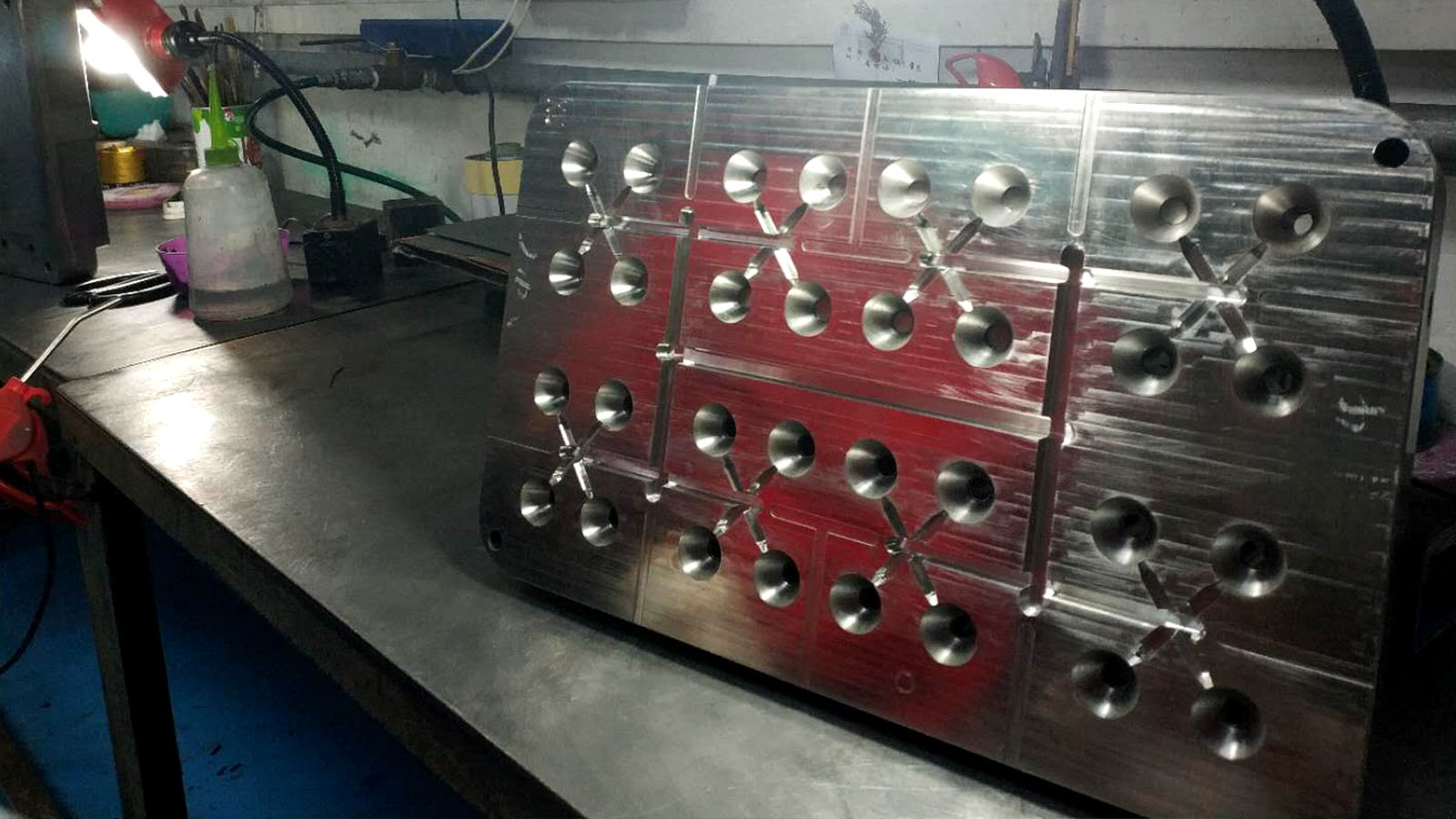 旭錦塑膠模具，模房