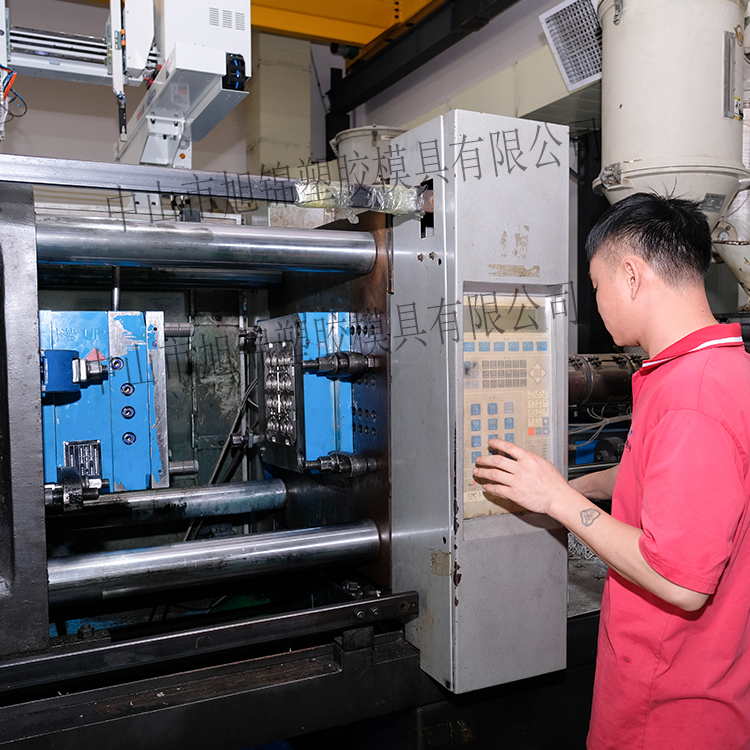 旭錦注塑模具生產廠家工模車間銑床 旭錦注塑模具生產廠家工模車間銑床